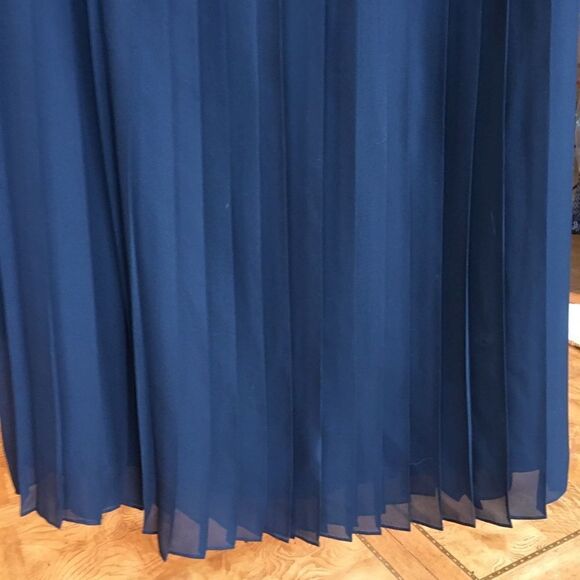 PLEATED NICE work skirt fresh from dry cleaners! - Picture 2 of 9